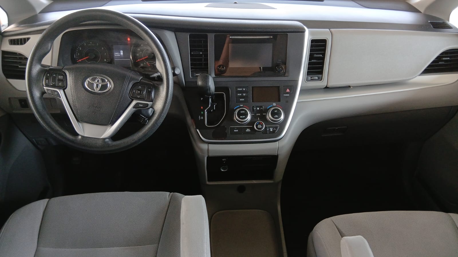 TOYOTA Sienna ce Mini van v6 TELA 2015